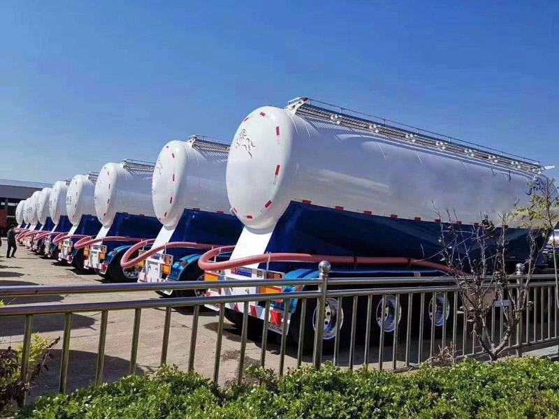 粉粒物料運(yùn)輸半掛車(chē)
