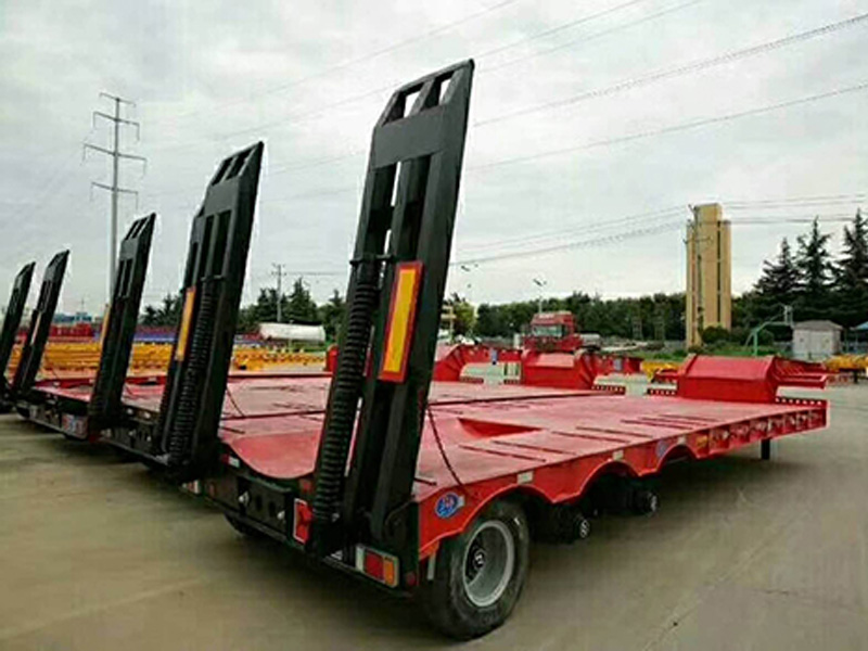 勾機(jī)板半掛車(chē)
